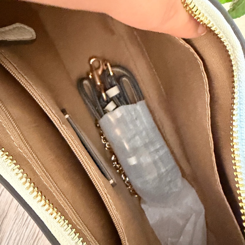 Coach Cream Leather Shoulder Bag with Rose Gold Hardware - Picture 3 of 4